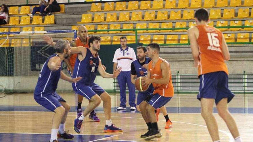 Un momento del entrenamiento celebrado ayer en el Pazo Paco Paz. // Iñaki Osorio