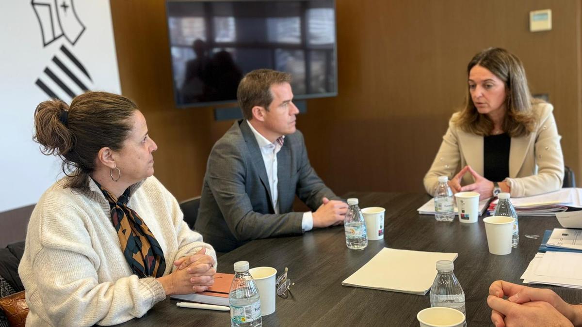 La consellera de Justicia, en una reunión reciente con el alcalde y la primera teniente de alcalde de Xàtiva.