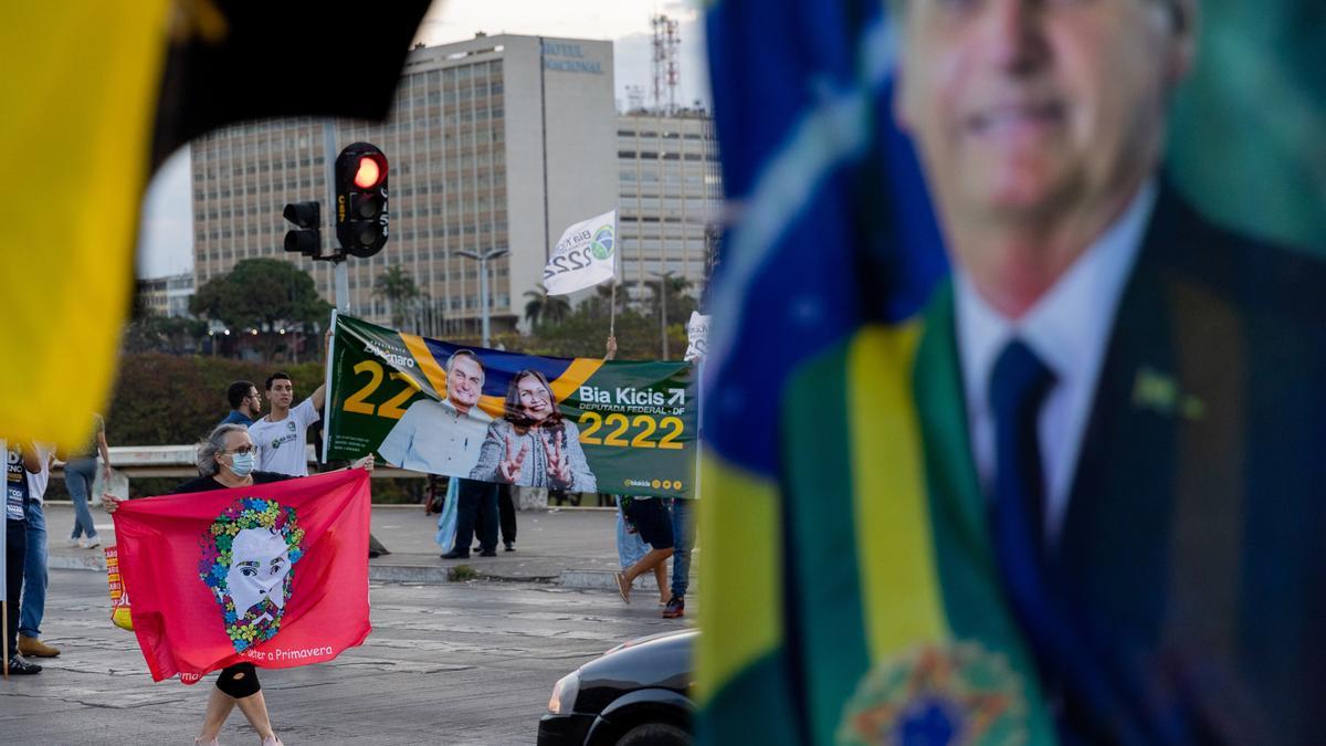 Simpatitzants de l&#039;actual president Bolsonaro i de l&#039;ex cap d&#039;Estat Lula da Silva promocionen als seus candidats amb banderes i cartells a Brasília, el Brasil.