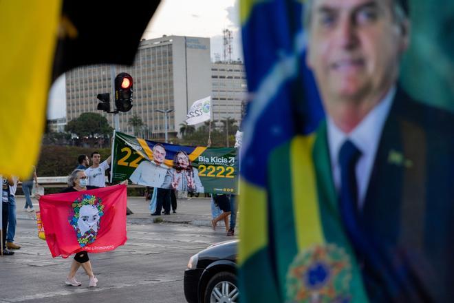 Simpatitzants de lactual president Bolsonaro i de lex cap dEstat Lula da Silva promocionen als seus candidats amb banderes i cartells a Brasília, el Brasil.