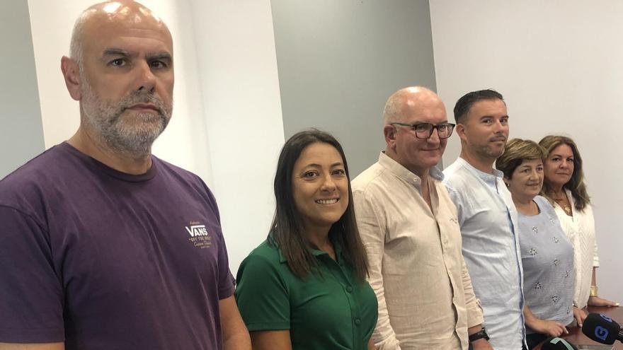 El exalcalde Santiago Freire, tercero por la izquierda, con los demás ediles del PP de Noia.