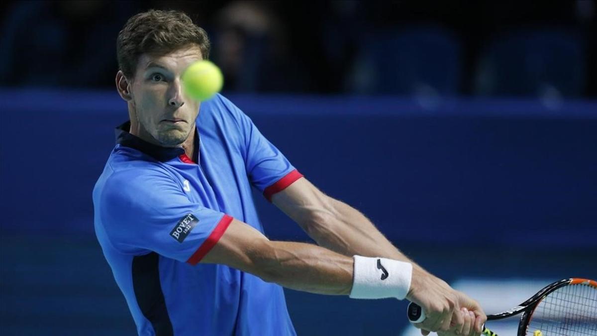 Pablo Carreño devuelve un golpe Robert Stephane durante las semifinales del Abierto de Moscú.