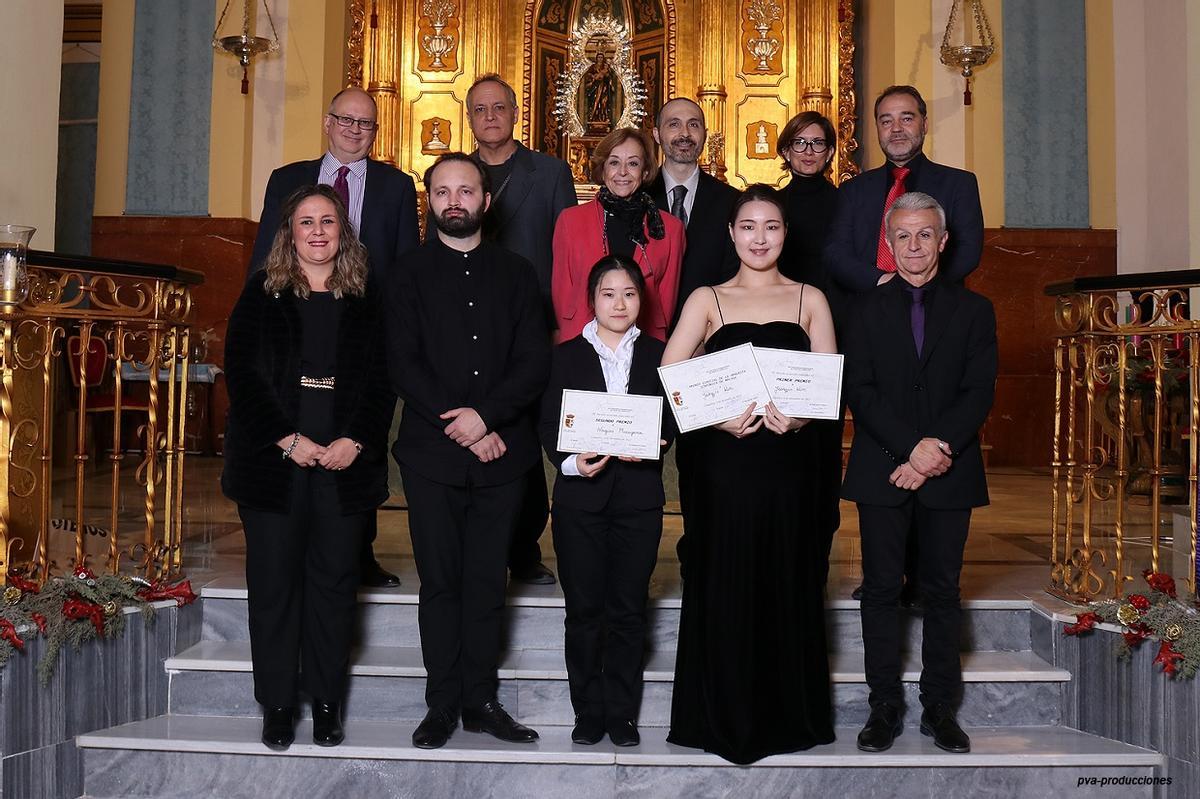 El alcalde de Campillos, Francisco Guerrero, con los ganadores y los miembros del jurado.