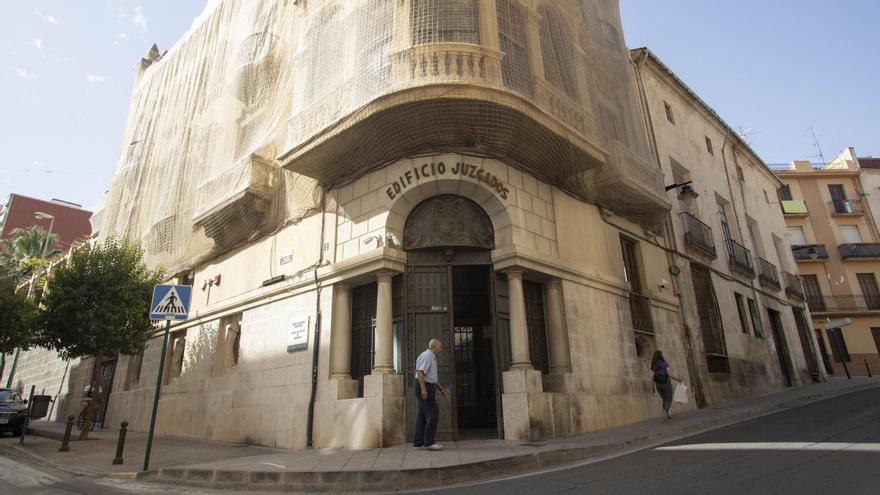 Imagen de archivo de la fachada de los juzgados de Ontinyent cubierta con una malla.