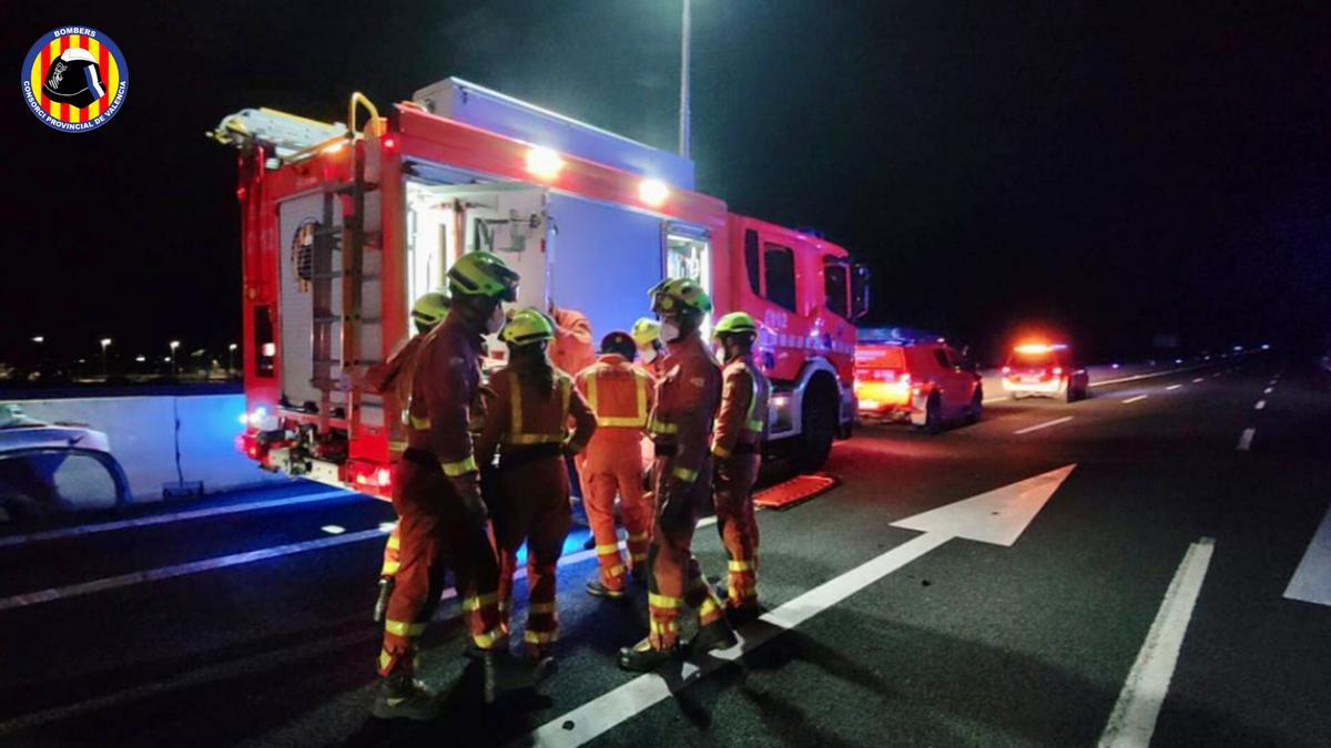 Los bomberos rescatan a las víctimas del choque en la A-7.