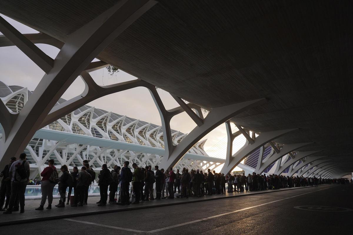 Miles de voluntarios acuden al complejo cultural de la Ciudad de las Artes y las Ciencias para recibir asignaciones de trabajo para ayudar con las tareas de limpieza tras las inundaciones en Valencia, España, el sábado 2 de noviembre de 2024. Miles de voluntarios acuden al complejo cultural de la Ciudad de las Artes y las Ciencias para recibir asignaciones de trabajo para ayudar con las tareas de limpieza tras las inundaciones en Valencia, España, el sábado 2 de noviembre de 2024.