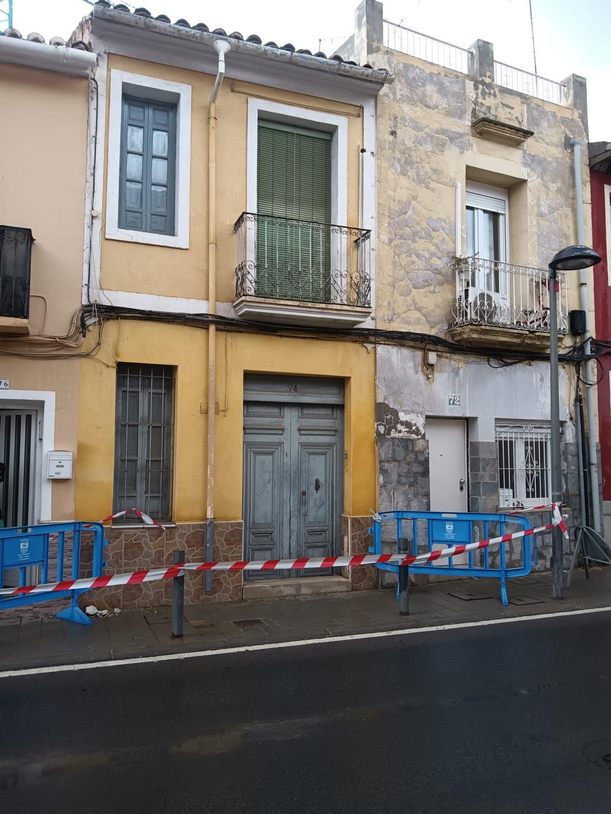 Tramo de la calle San José cortado para los peatones por desprendimientos, en una imagen de archivo