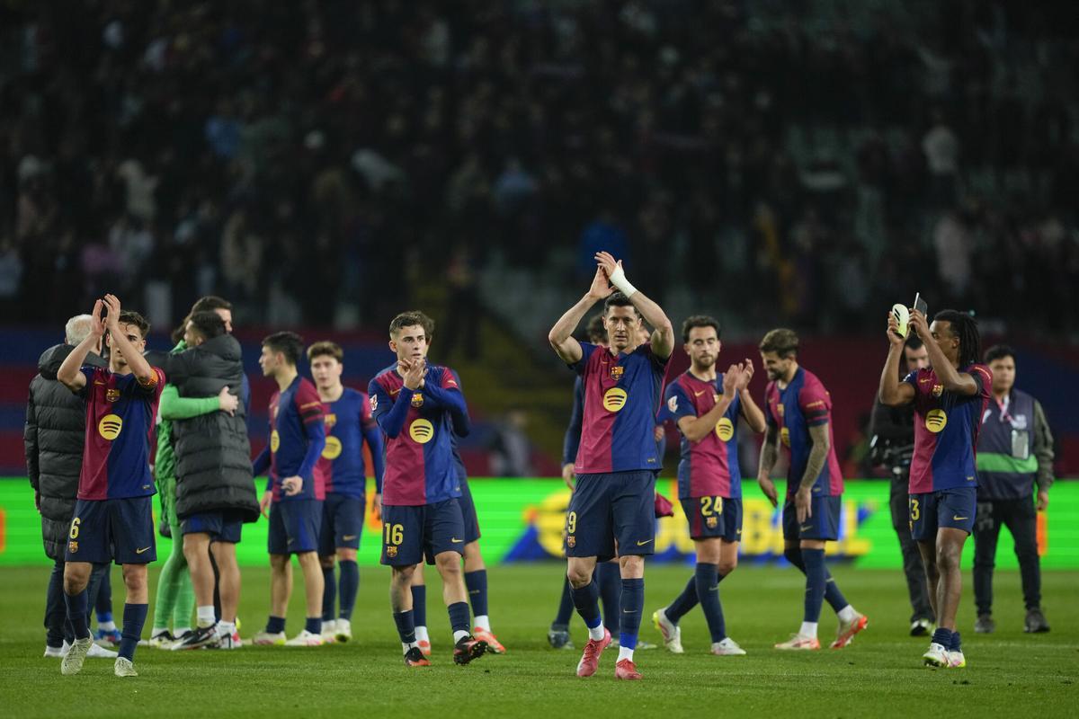 Los jugadores del FC Barcelona celebran la victoria con la afición tras el partido del FC Barcelona contra el Atlético Osasuna.