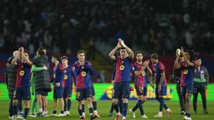 Los jugadores del FC Barcelona celebran la victoria con la afición tras el partido del FC Barcelona contra el Atlético Osasuna.