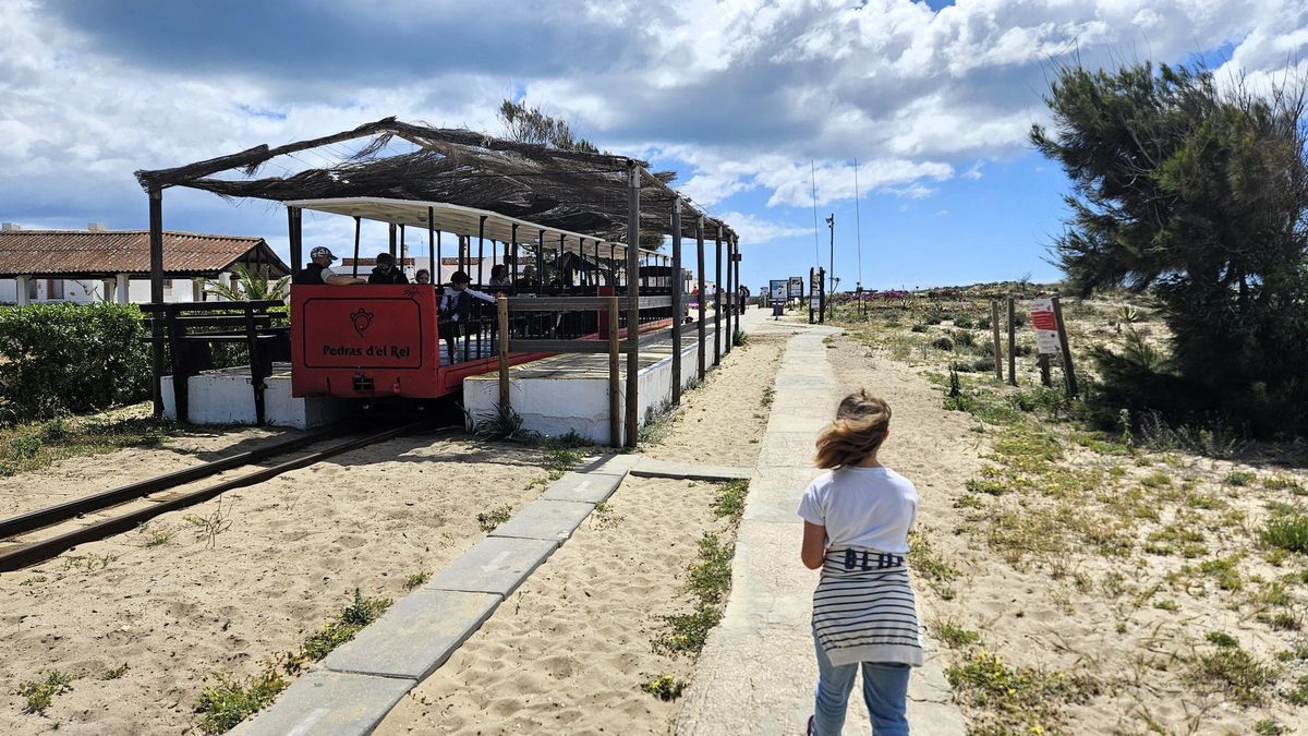 El minitren a su llegada a la estación de la playa de O Barril.