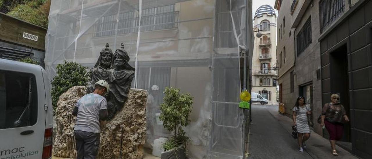 El edificio de la calle Trinquet, anexo a la Calahorra, donde los Moros y Cristianos tienen su sede, en rehabilitación. | ANTONIO AMORÓS