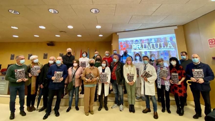 Foto de familia de autores y colaboradores del último número de “Prímula”, ayer, en el Hospital de Cabueñes. | M. L.