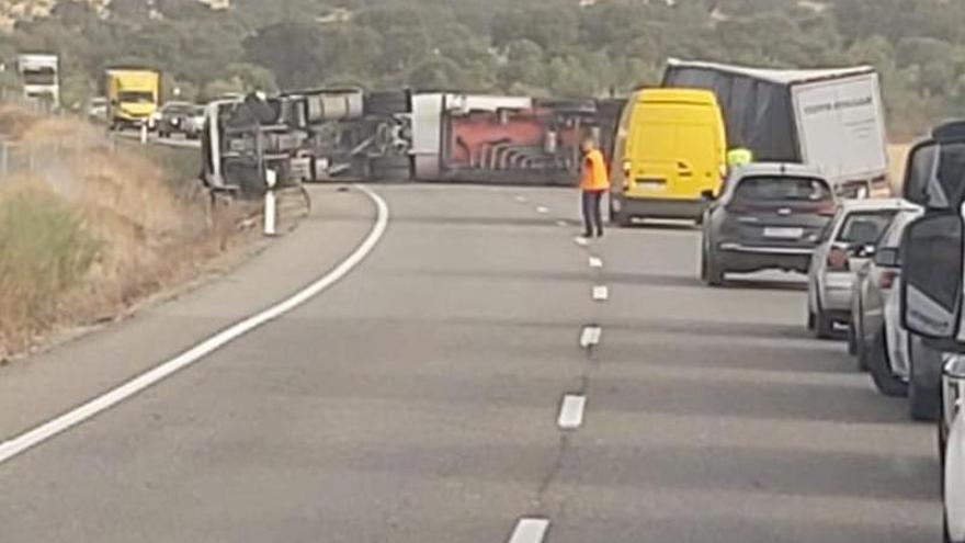 El camión atravesado en la carretera tras el accidente.