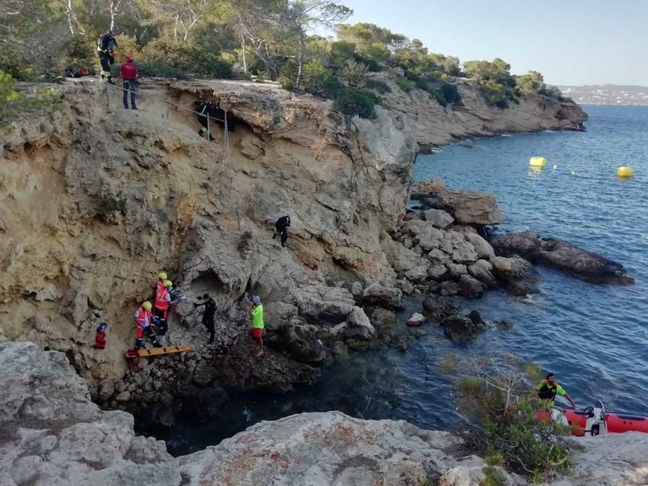 En estado crítico un hombre tras caer de diez metros en Cala Bassa