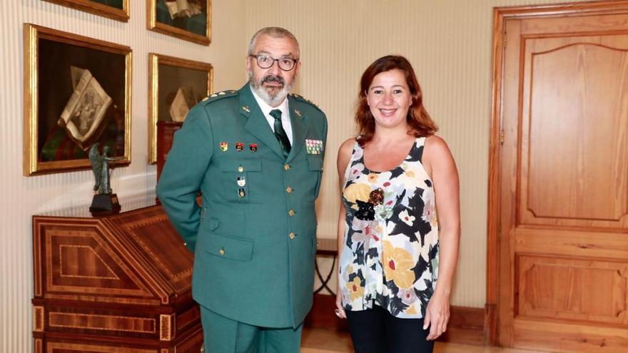 El coronel Jaime Barceló en un encuentro con la presidenta del Govern, Francina Armengol