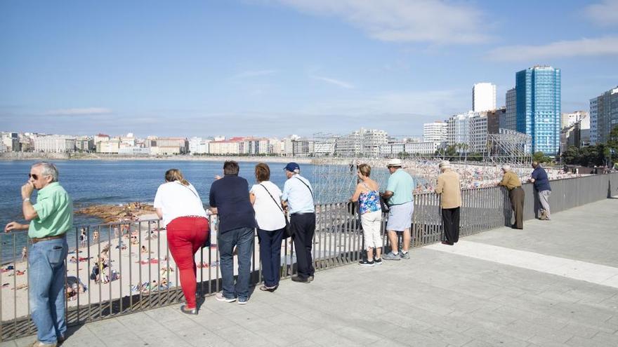 Empieza el montaje del escenario de la playa de Riazor