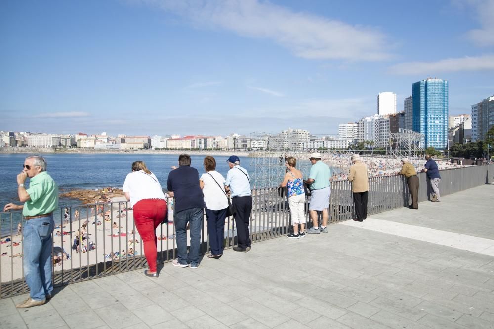 Montaje del escenario de la playa de Riazor