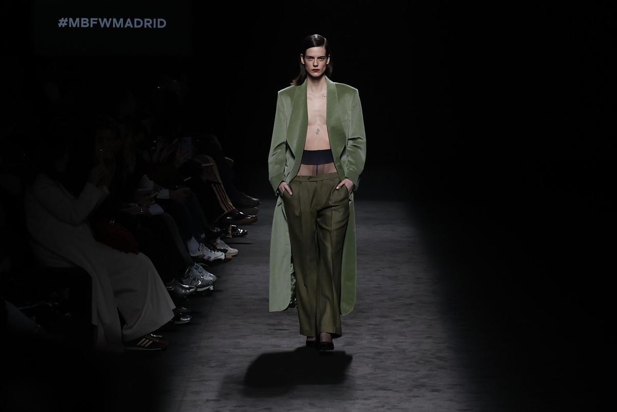 Una modelo luce las creaciones de la firma Baro Lucas durante la presentación de su colección para el próximo otoño-invierno, en la Mercedes-Benz Fashion Week Madrid