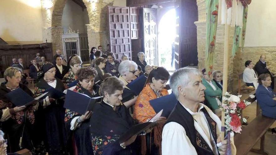 Un momento del oficio religioso en la iglesia de la localidad.