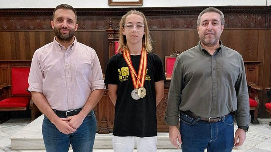 El deportista, entre las autoridades.