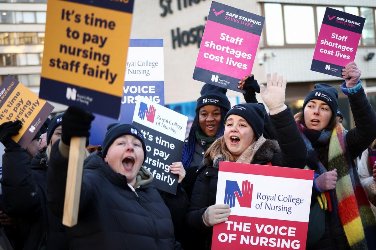 Protesta de enfermeras del sistema de salud público del Reino Unido (NHS, por sus siglas en inglés), frente al Hospital St. Thomas de Londres. Reclaman recibir un salario digno acorde con el trabajo que realizan.