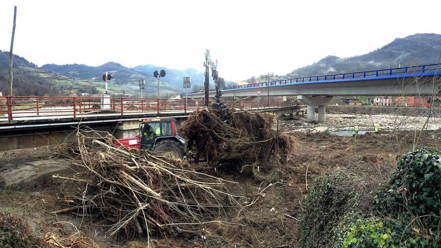 Hidrográfica limpia los ríos en Aller para evitar más inundaciones con la lluvia