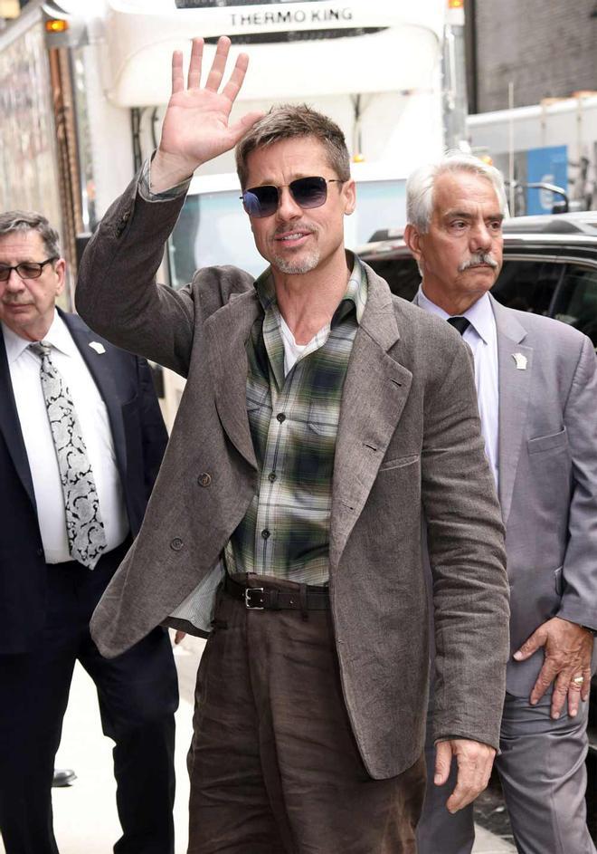 Brad Pitt con la ropa de dos tallas más