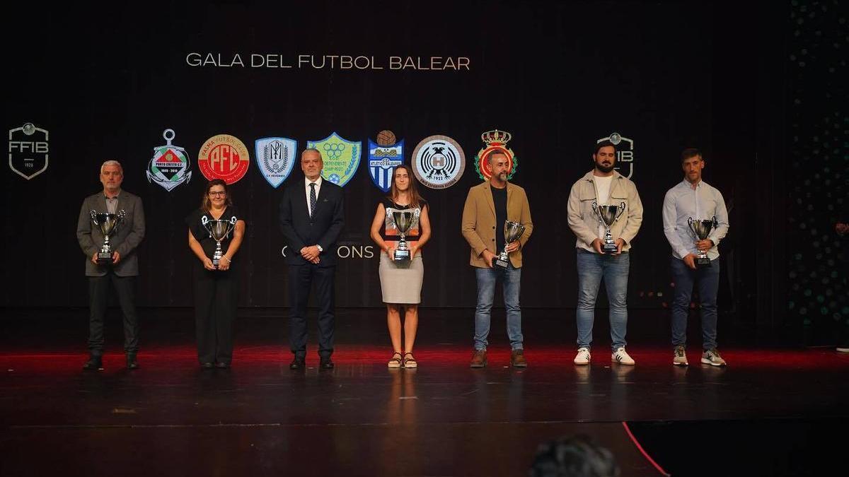 Representantes de equipos ganadores con sus copas de campeones.