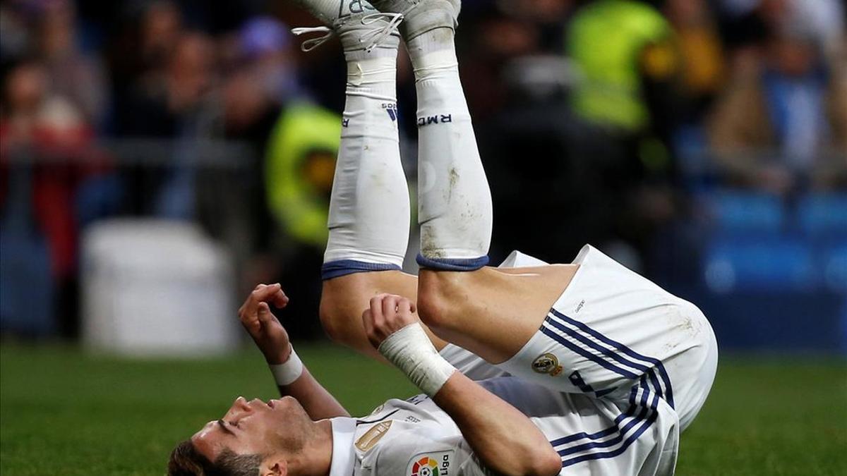 Ronaldo se lamenta en el partido del Madrid frente al Málaga, el sábado en el Bernabéu