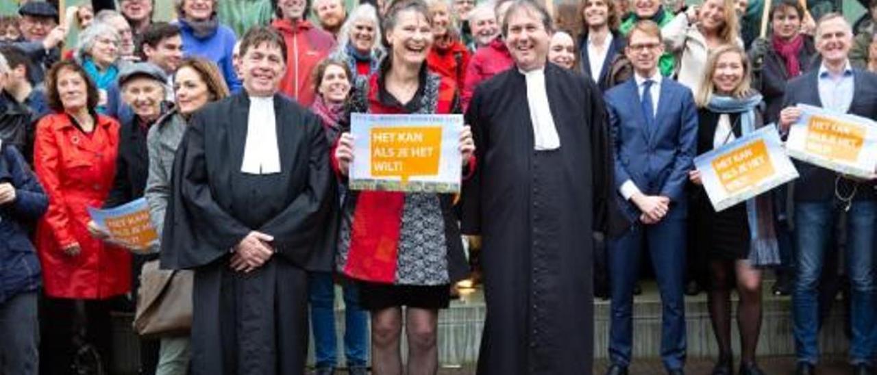 Marjan Minnesma con otros miembros de la oenegé Urgenda tras ganar su litigio al Estado holandés.