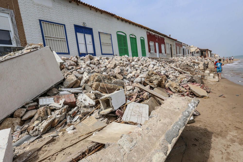 La escollera de la playa de Babilonia en Guardamar