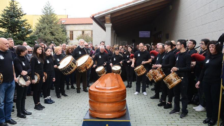 Despedida musical en Bueu para el maestro Lito de Pinténs