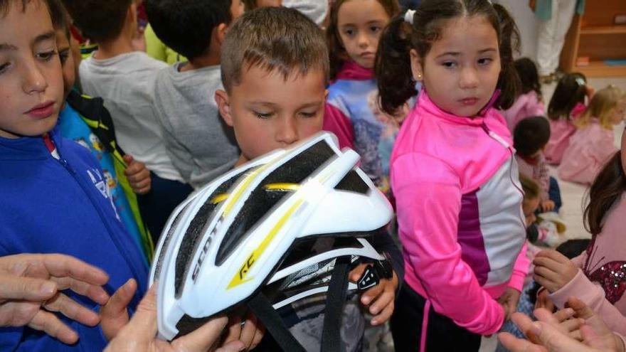 Álex Marque explica a los niños de O Foxo sus inicios en el ciclismo