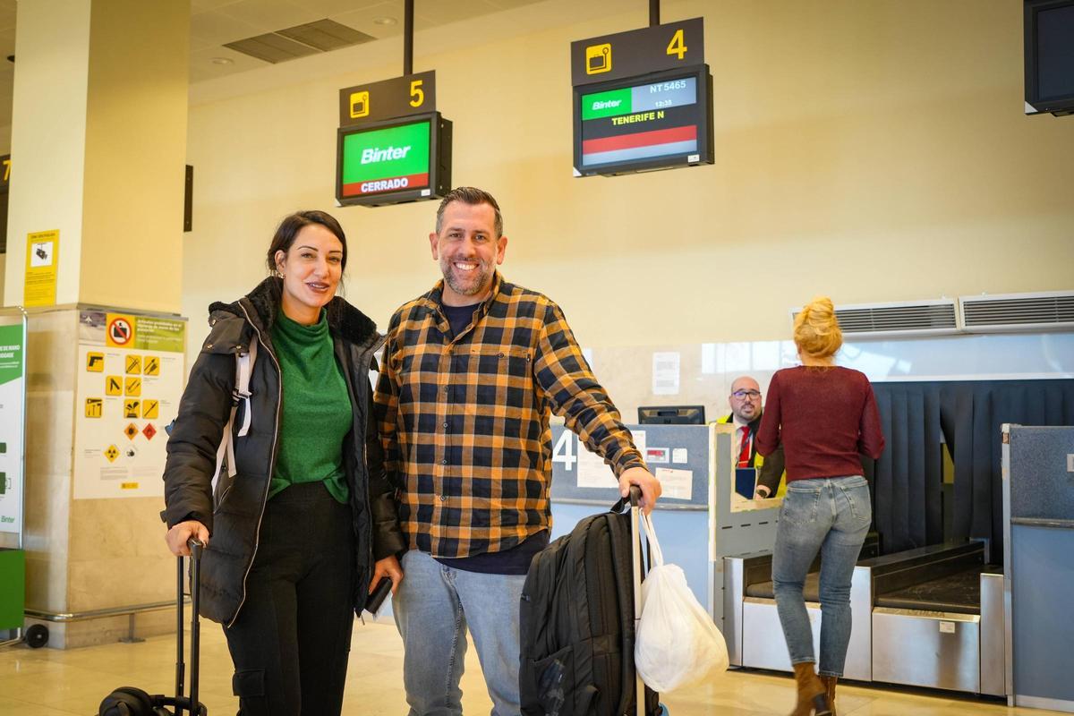 Juan Ramón Rodríguez y su pareja antes de embarcar en el aeropuerto de Badajoz.