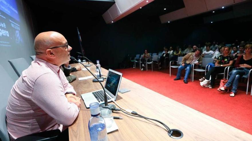 Daniel López, durante la charla que pronunció ante un numeroso público en el Club Prensa Asturiana.