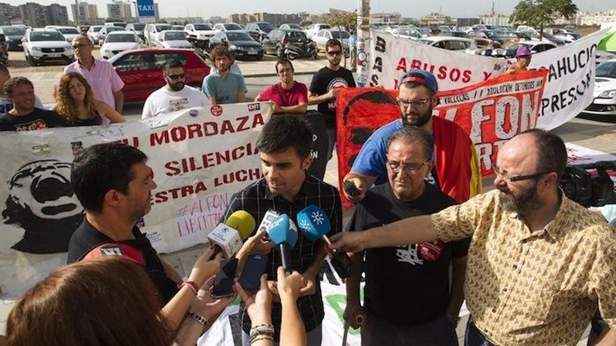 Sindicalistas y activistas protestaron ayer en la Ciudad de la Justicia contra la nueva norma. Algunos de ellos iban a ser juzgados por insultar a policías.