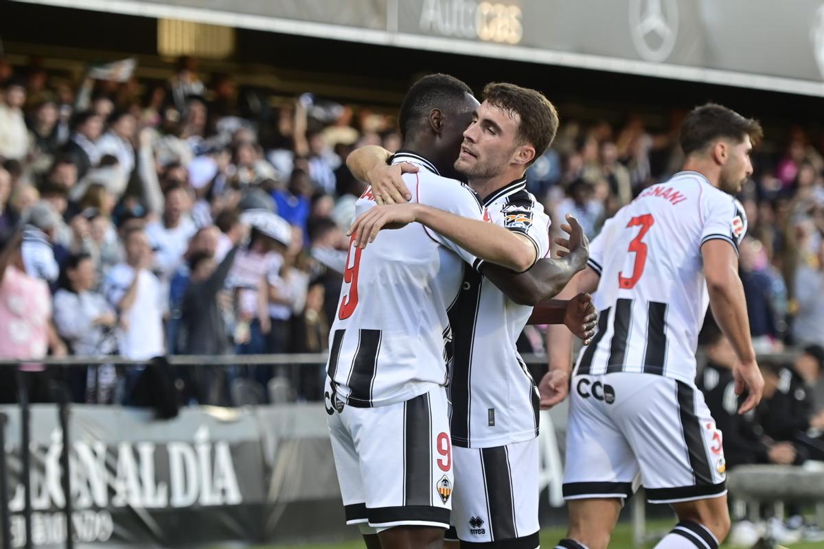 Pablo Santiago abraza a Ousmane Camara, a quien asistió en la acción del 1-0 al Granada.
