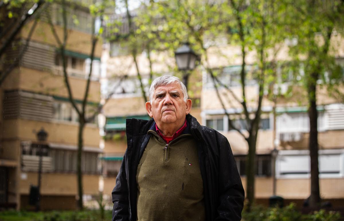 El activista vecinal de Orcasitas Félix López-Rey, en la Plaza de la Memoria Vinculante de este barrio de Madrid.