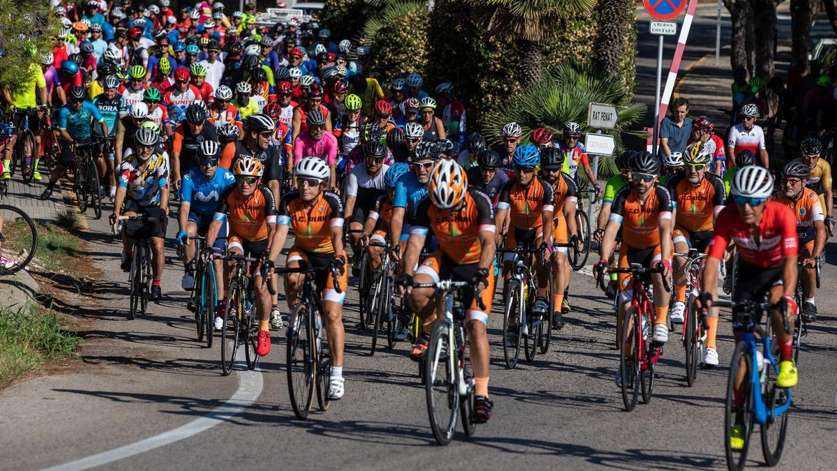 Marcha ciclista por las costas del Garraf como homenaje a los dos compañeros atropellados el pasado fin de semana en Castellbisbal.