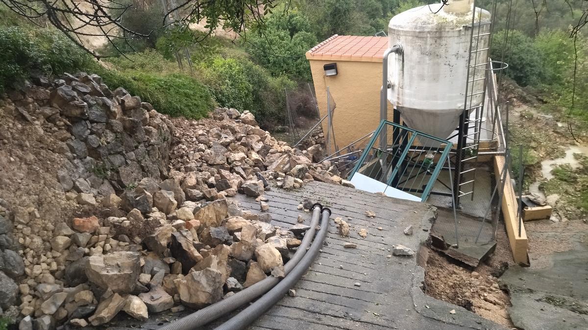 Derrumbes y grandes grietas cierran la carretera de la Vall de Laguar -  Levante-EMV