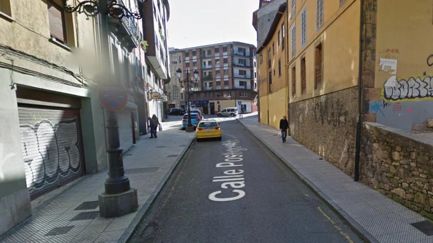 La calle Postigo en la que fue hallada la víctima tirada en el suelo.