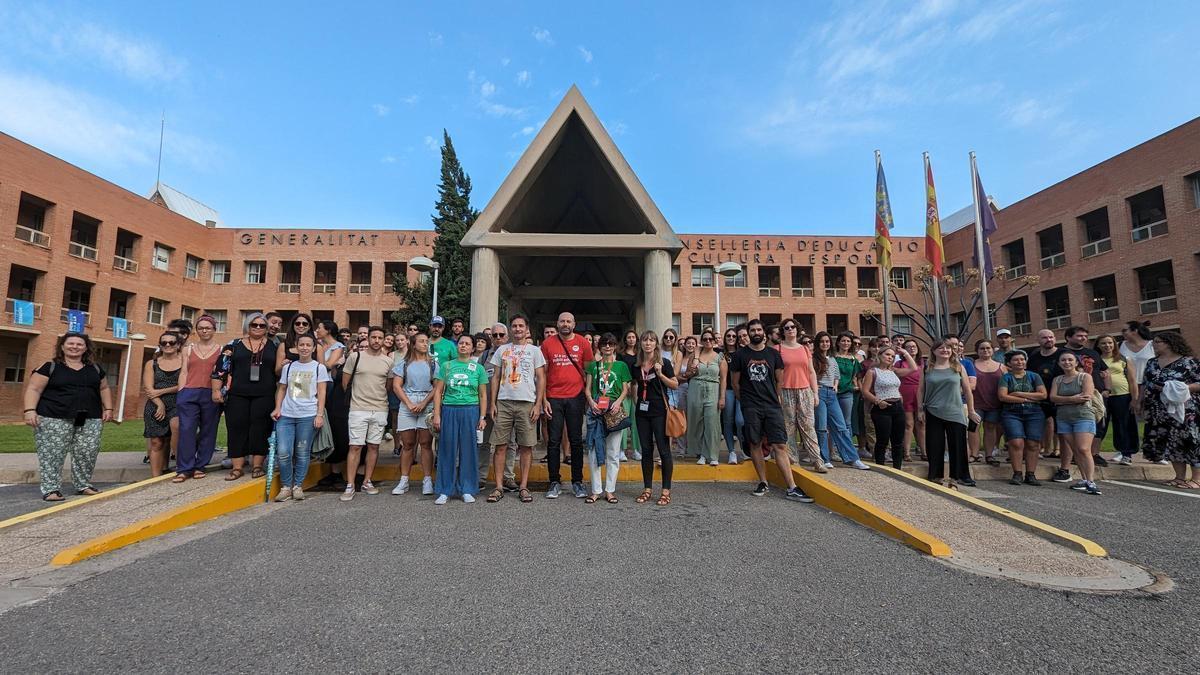 Sindicatos educativos protestan por los retrasos en las adjudicaciones en la sede de Conselleria.