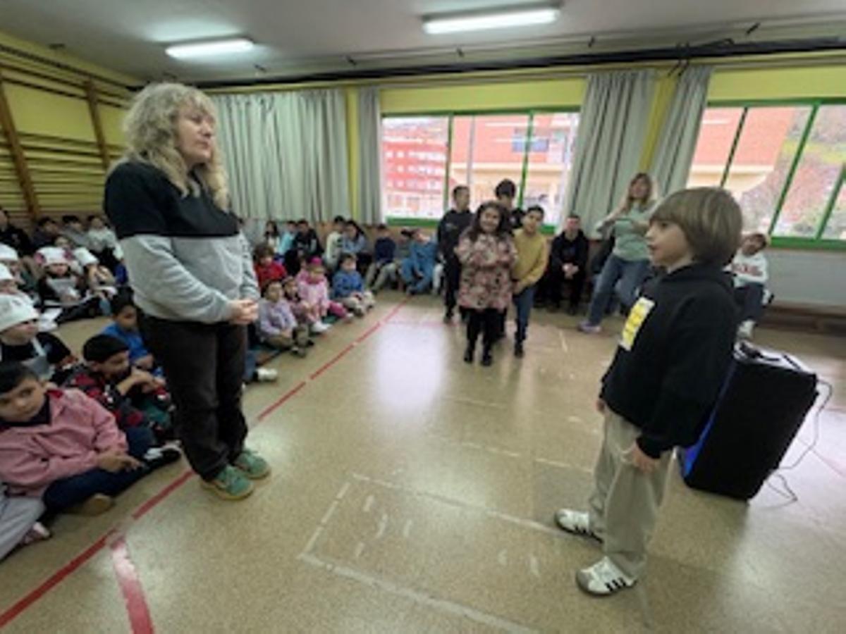 Mar Olid visita el colegio público El Coto de El Entrego