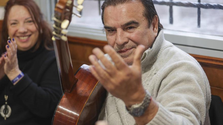 Hicks se abre, cuenta una anécdota sobre el "pasado azul" de David Villa y canta con LA NUEVA ESPAÑA: "Quiero morirme en Asturias, es mi casa"