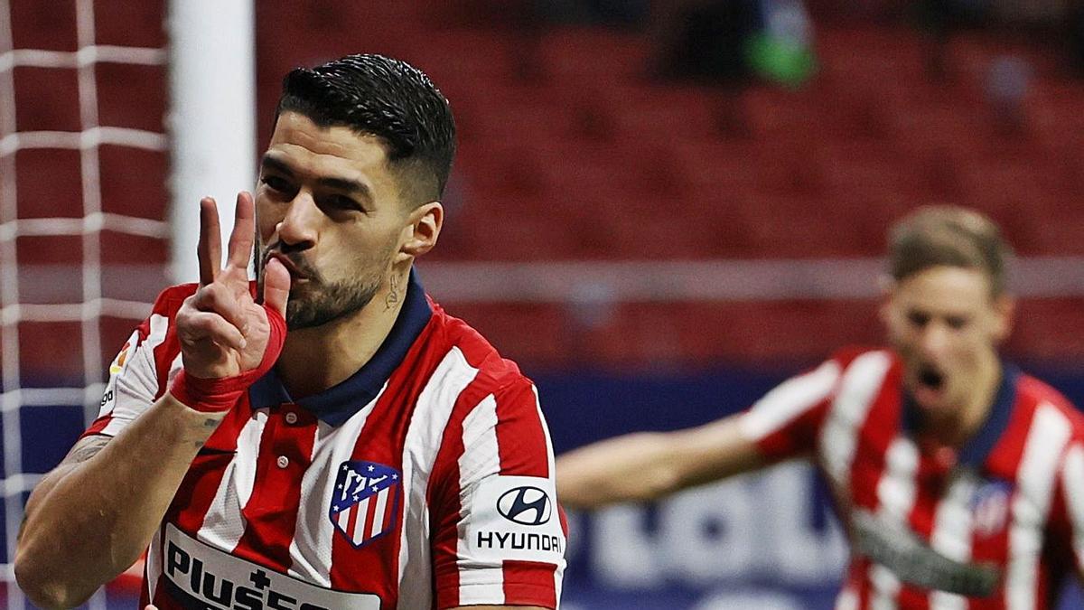 Luis Suárez celebra el segundo tanto del Atlético de Madrid ante el Valencia. |  // BALLESTEROS