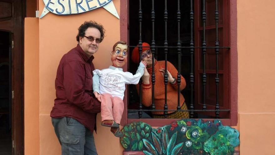 El actor Gabriel Fariza y su mujer, Maite Miralles, en el teatro La Estrella.