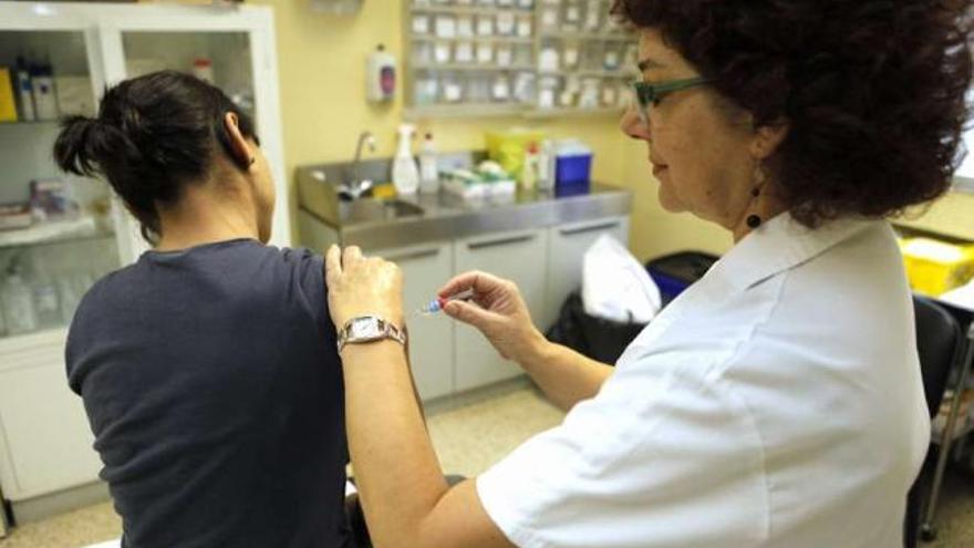 Sanidade aplaza la vacunación de la gripe de 200.000 gallegos a diciembre