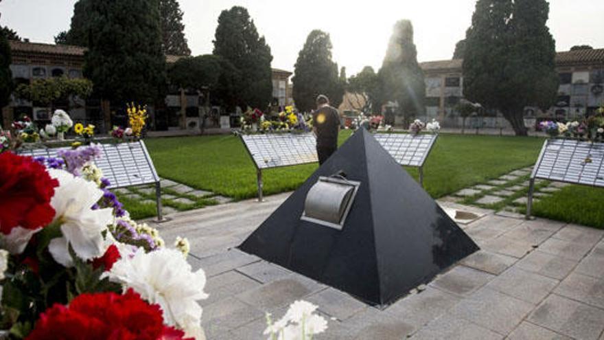 Estructura piramidal que recoge las cenizas de los difuntos, en el cementerio de Valencia | Foto: Fernando Bustamante
