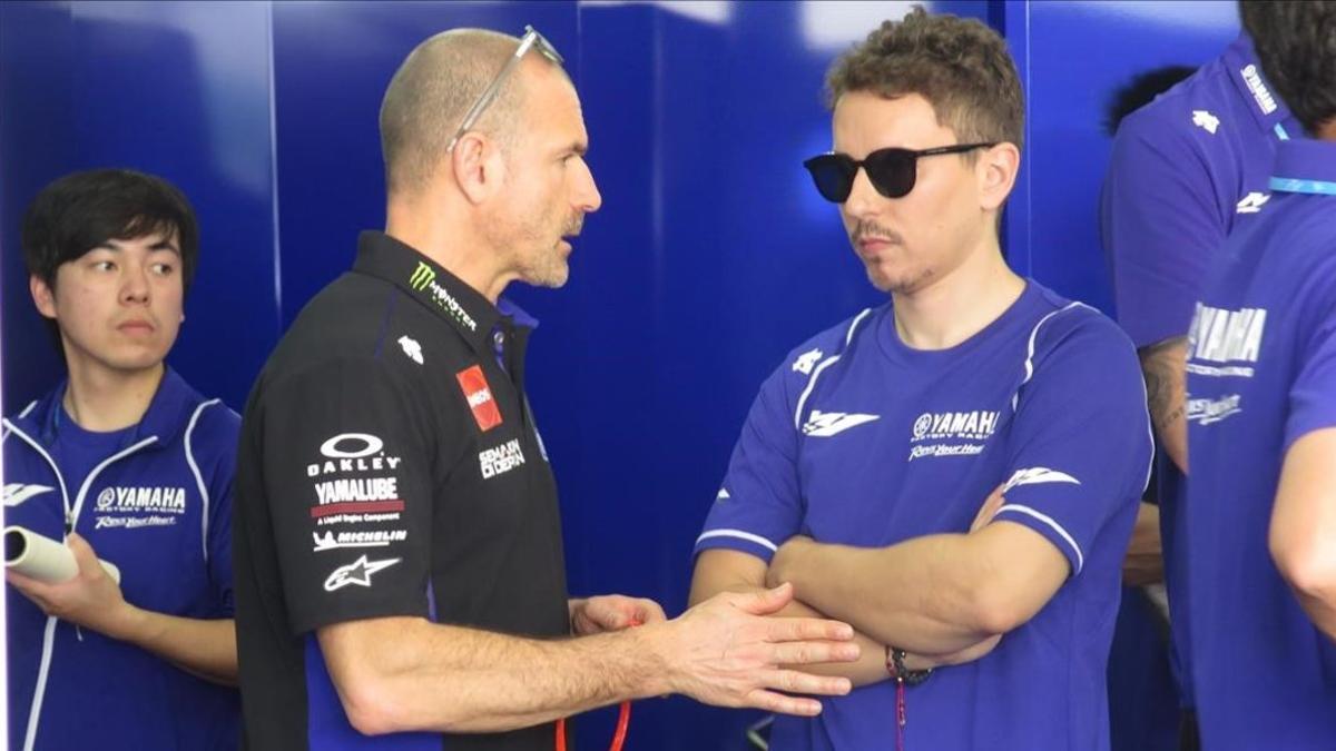 Massimo Menegalli, manager del equipo Monster Yamaha, junto a Jorge Lorenzo, en febrero, en Sepang (Malasia).