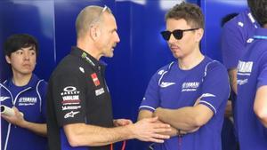 Massimo Menegalli, manager del equipo Monster Yamaha, junto a Jorge Lorenzo, en febrero, en Sepang (Malasia).